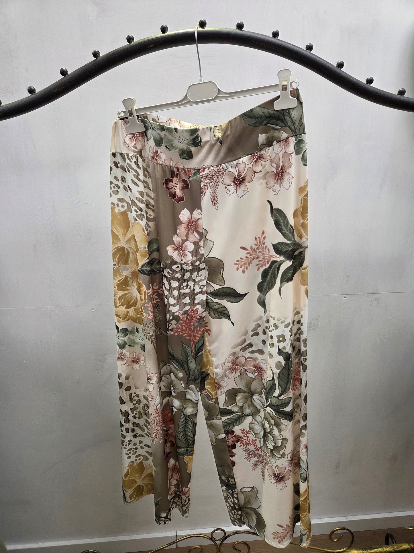 Wide Leg Hose Flower