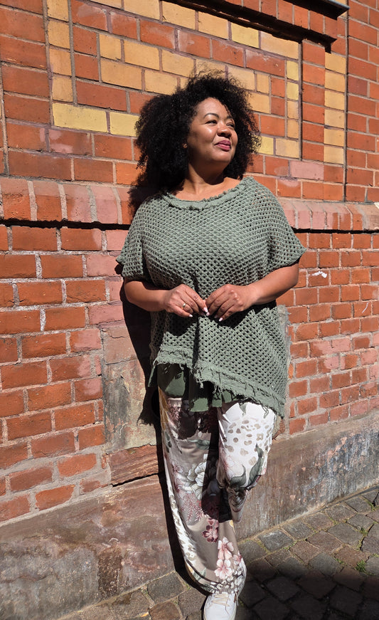 Asymmetrischer Lochstrick-Pulli