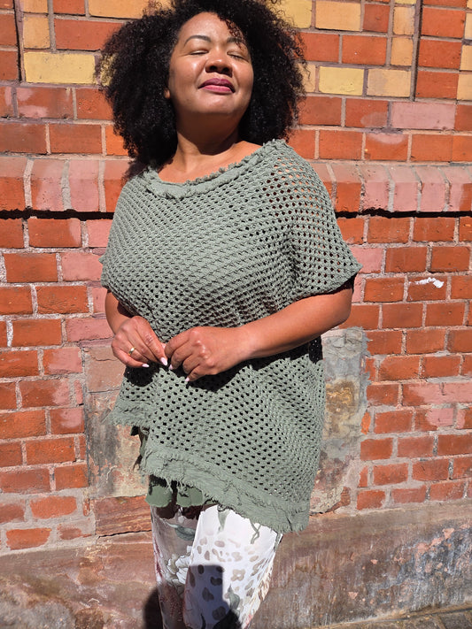 Asymmetrischer Lochstrick-Pulli